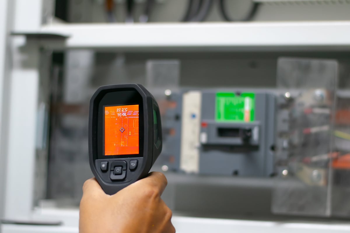 Cámara termográfica inspeccionando tablero eléctrico