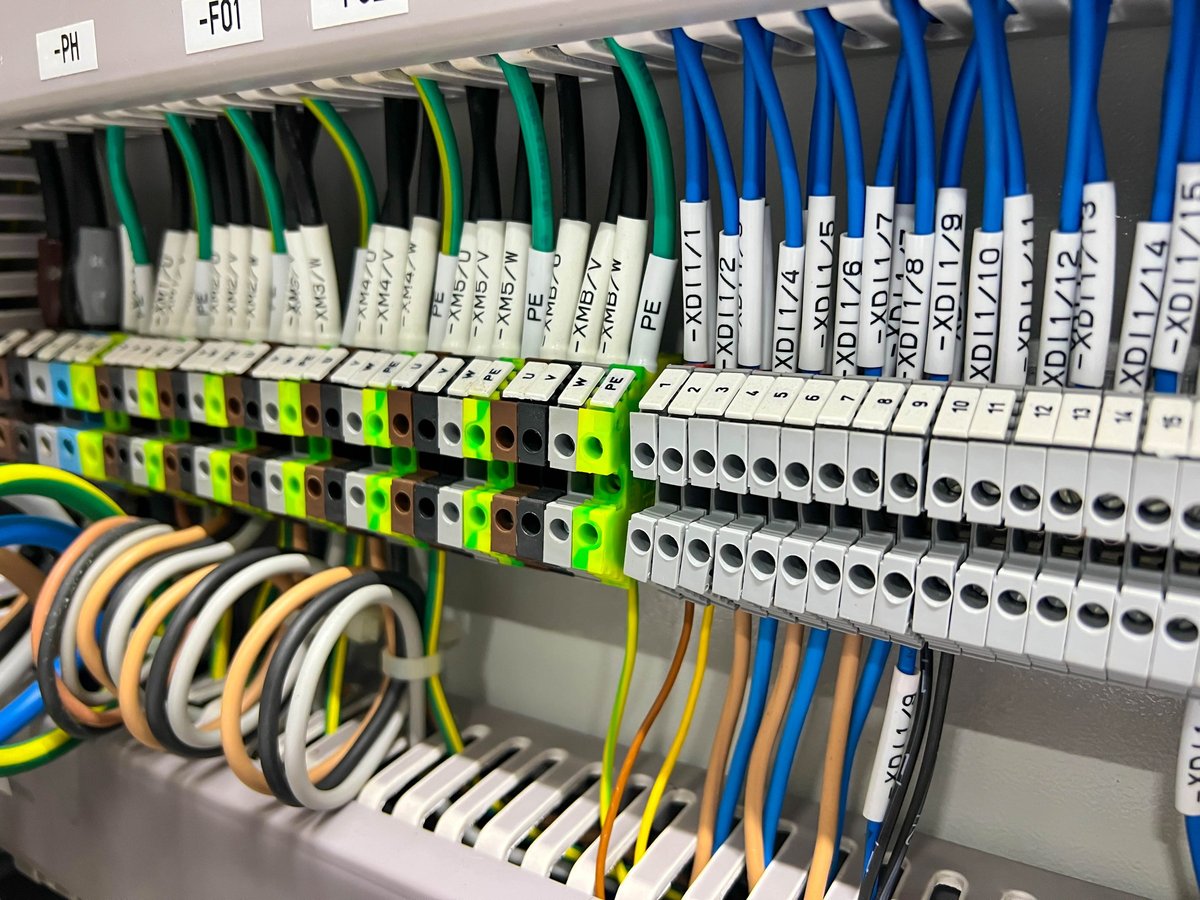 Tablero de control nuevo con interruptores, fusibles, rieles, medidores de baja tensión y transformadores de corriente