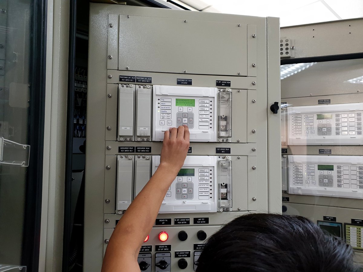 Ingeniero revisando curvas de protección en relé