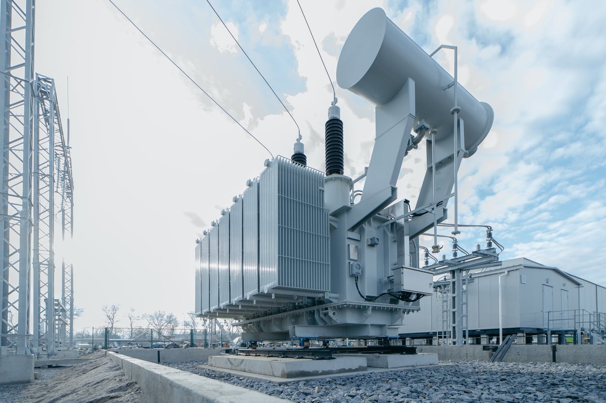 Subestación eléctrica moderna con transformadores de potencia y equipos de elevación/reducción de voltaje