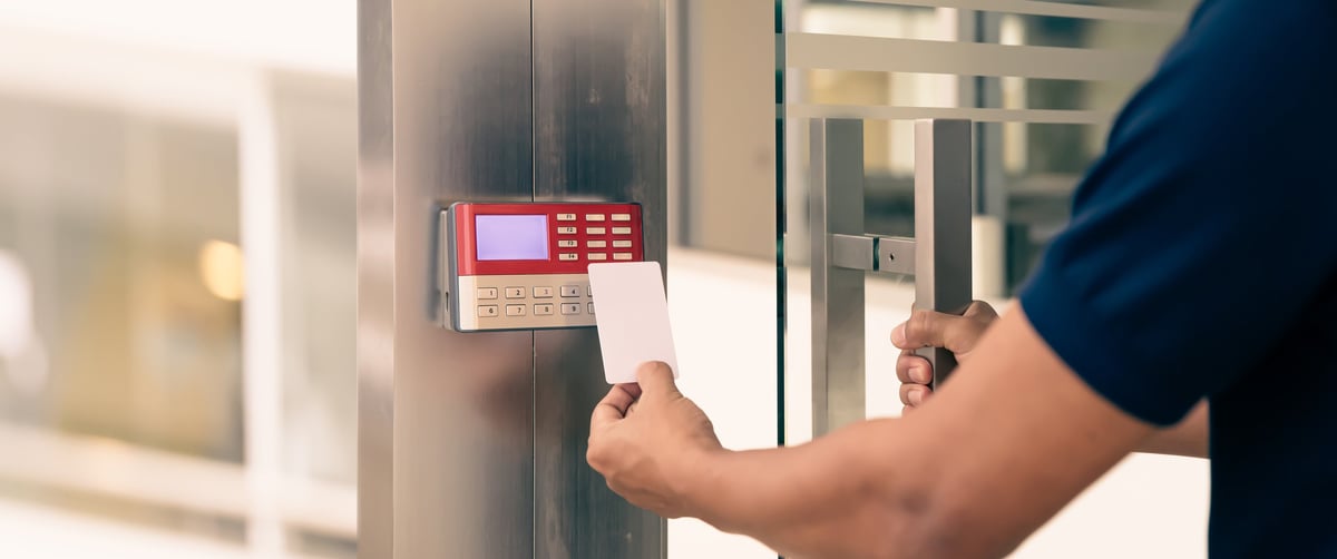 Lector de tarjeta de proximidad para control de acceso en puerta de seguridad