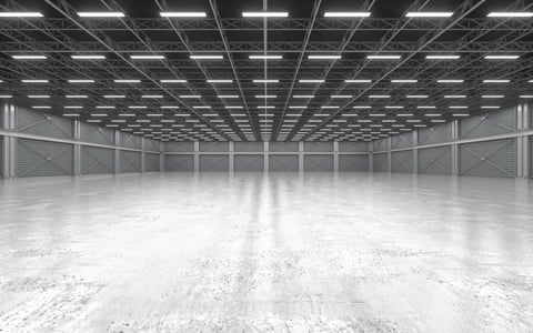 Bodega industrial con piso de concreto y estructura de acero