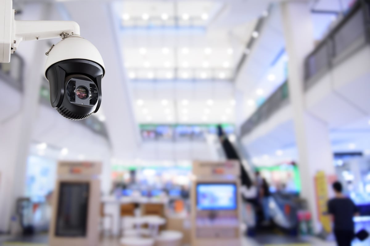 Cámara de seguridad CCTV en centro comercial monitoreando instalaciones