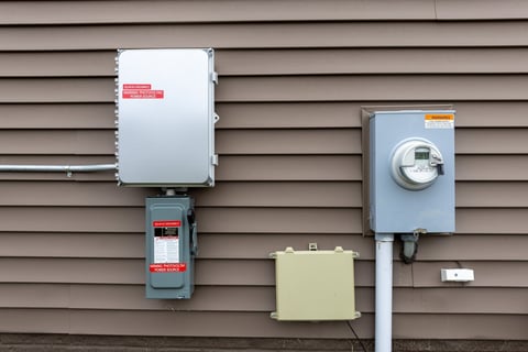 Solar power inverter and bidirectional meter installation