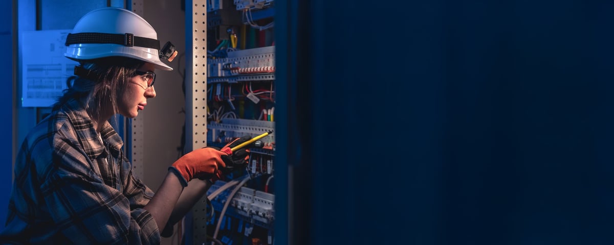 Técnico realizando mantenimiento en tablero eléctrico industrial