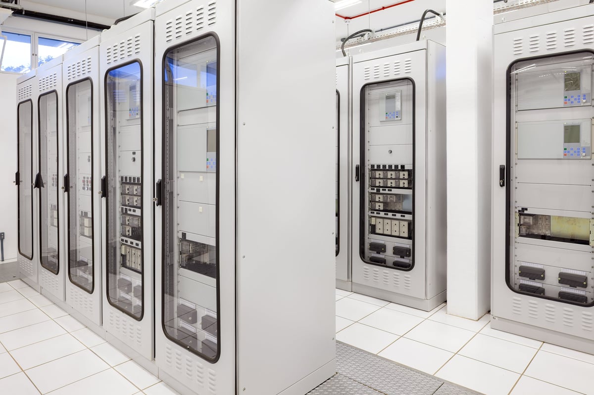 Sala eléctrica con paneles de control y gabinetes de protección en subestación