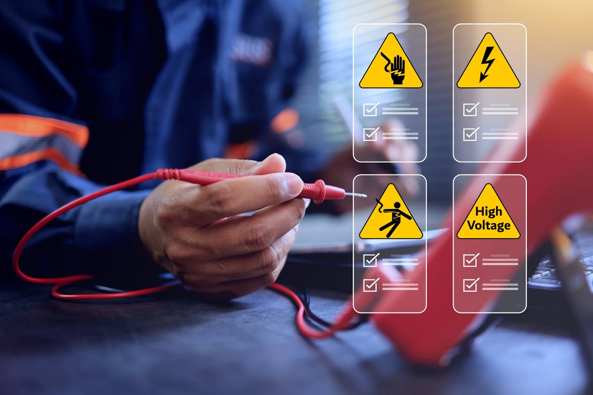 Técnico realizando pruebas de seguridad eléctrica con interfaz de análisis de riesgo