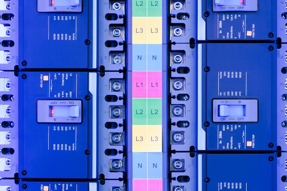 Panel eléctrico con circuitos identificados