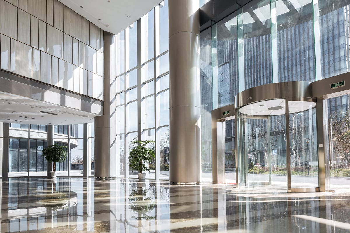 Vestíbulo vacío de edificio de oficinas moderno con diseño arquitectónico contemporáneo