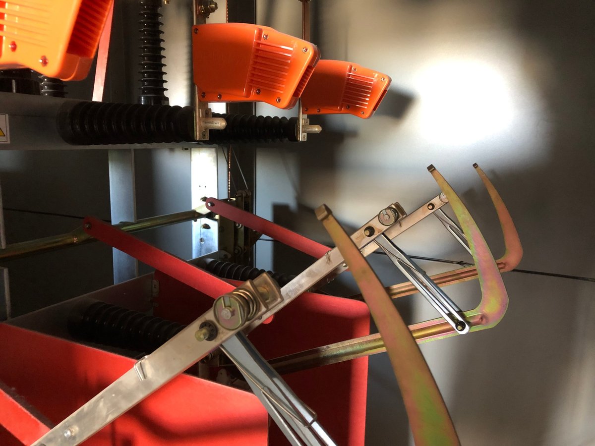Impresora 3D industrial con cabezal de impresión y ventiladores en operación